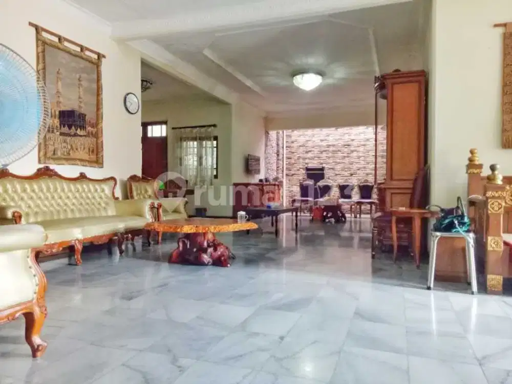 Rumah Bagus Posisi Hook View Taman Lokasi Seberang Jalan Raya di Jati Padang - Jakarta Selatan