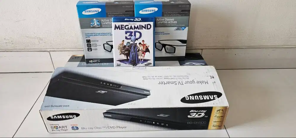 SAMSUNG BD PLAYER BD-D5500 + MERCHANDISE