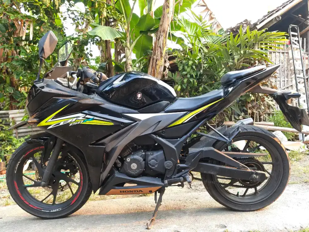 CBR 150R 2016 HITAM.