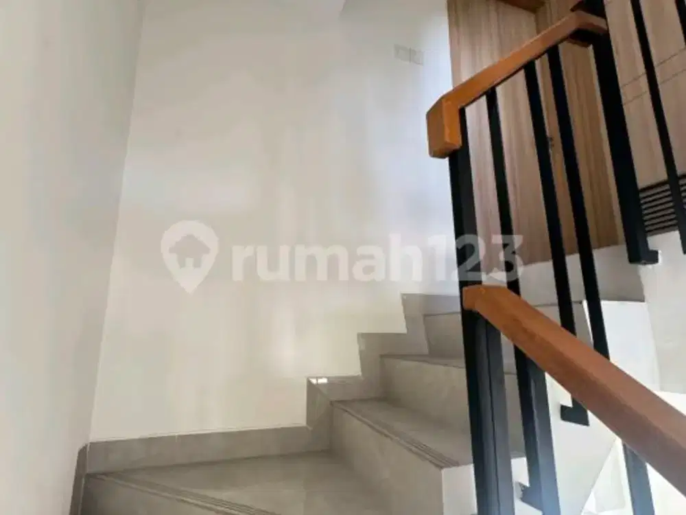 Rumah Cantik 3 Lantai di Lavon Cluster Osaka