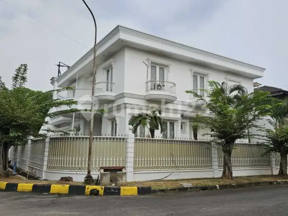 Rumah Mewah Cantik Posisi Hook Siap Huni di Intercon, Kebon Jeruk - Jakarta Barat