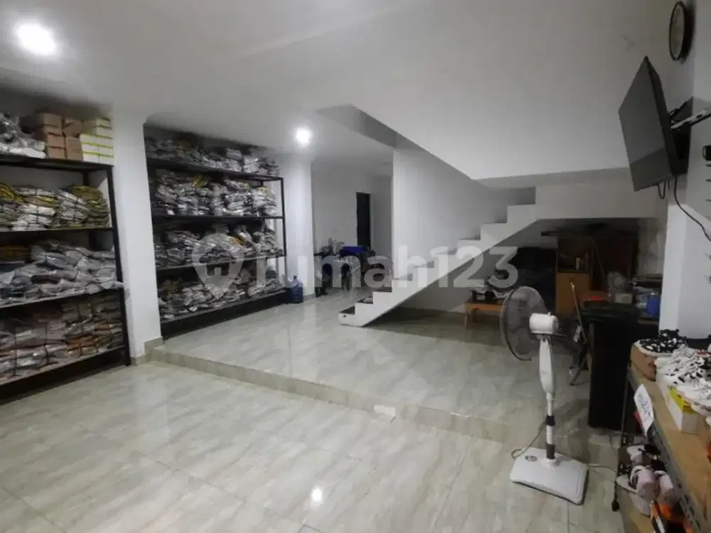 Rumah Bagus 3 Lantai Siap Huni Ada Rooftop di Meruya, Jakarta Barat