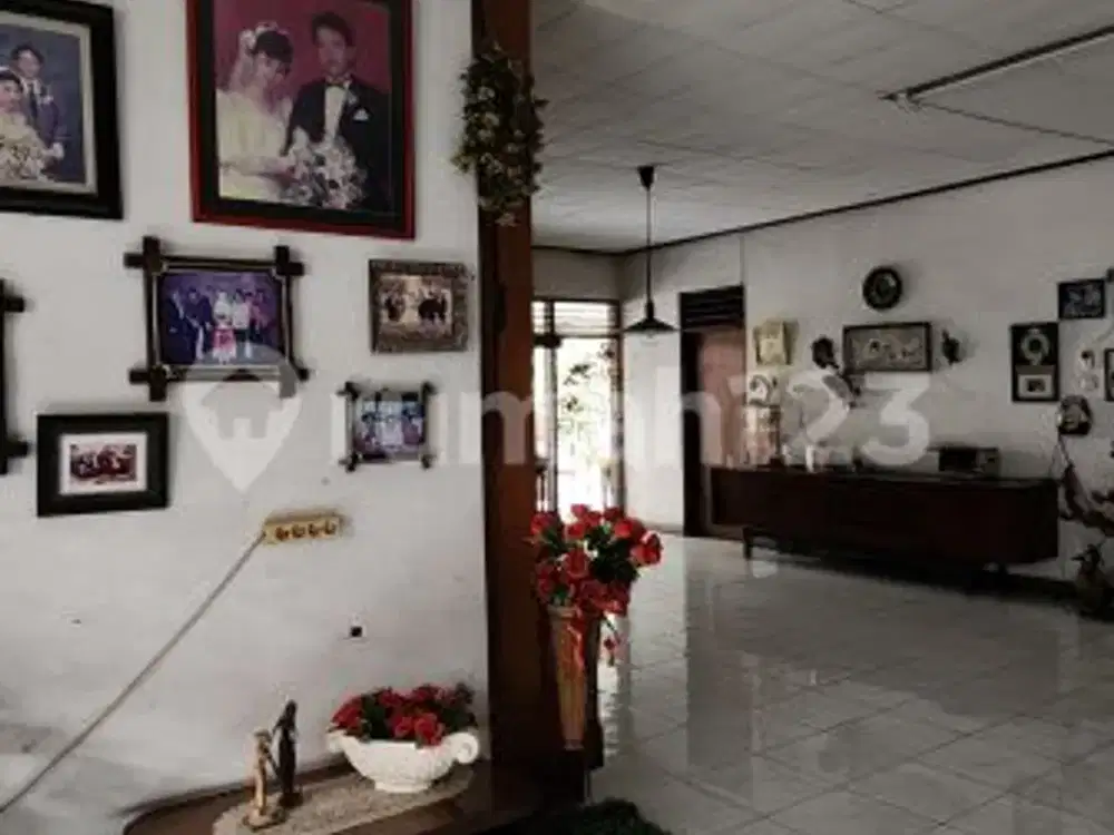 Rumah Strategis di Hoek Daerah Cidodol Kebayoran Lama