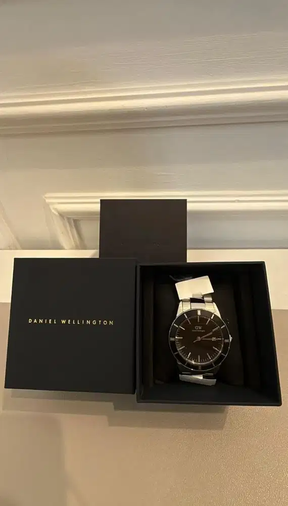 JAM TANGAN BARU DANIEL WELLINGTON ICONIC PARADIGMA