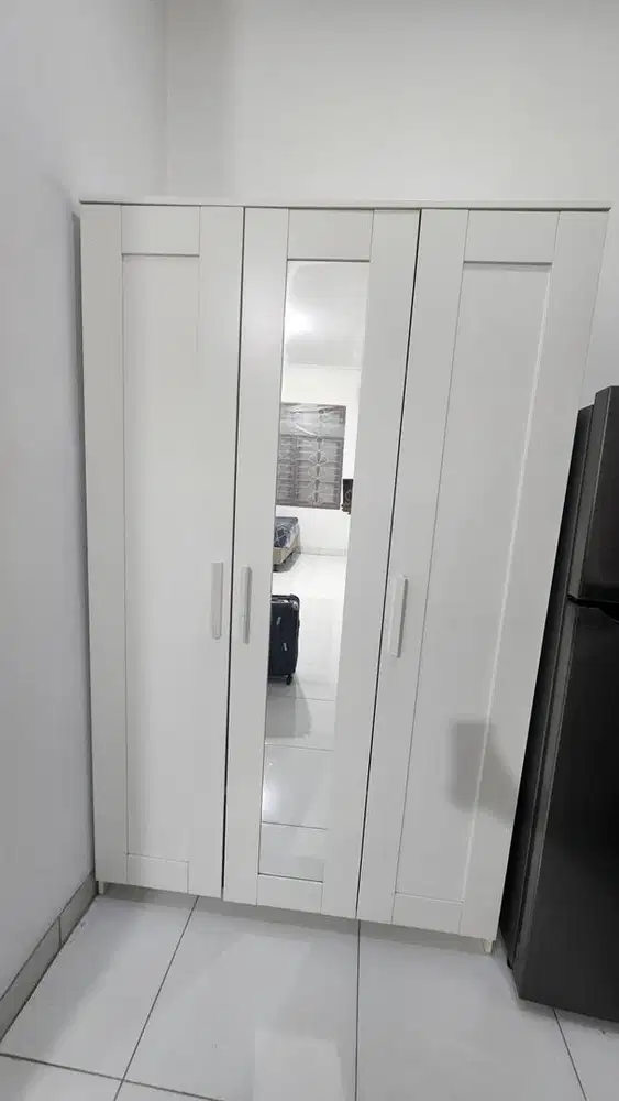 IKEA BRIMNES Lemari Pakaian 3 pintu putih + cermin kondisi bagus