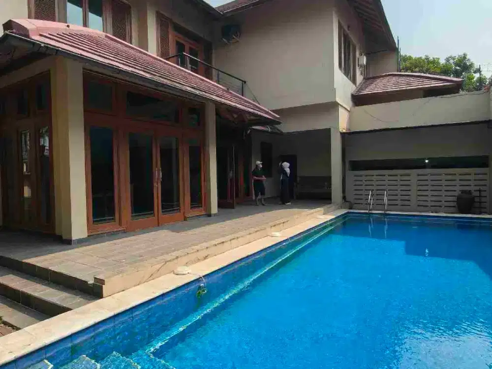 rumah Cibubur rasa villa Bali karya arsitek free swimming pool dekat LRT