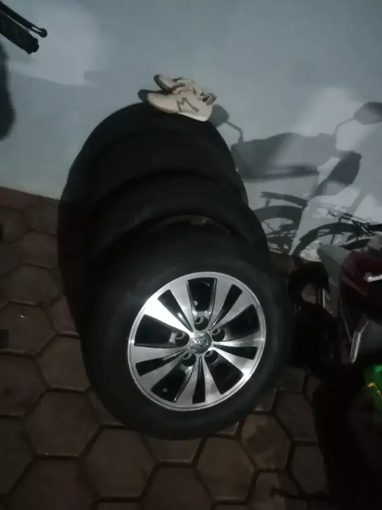 Sepaket velg dan ban copotan inova