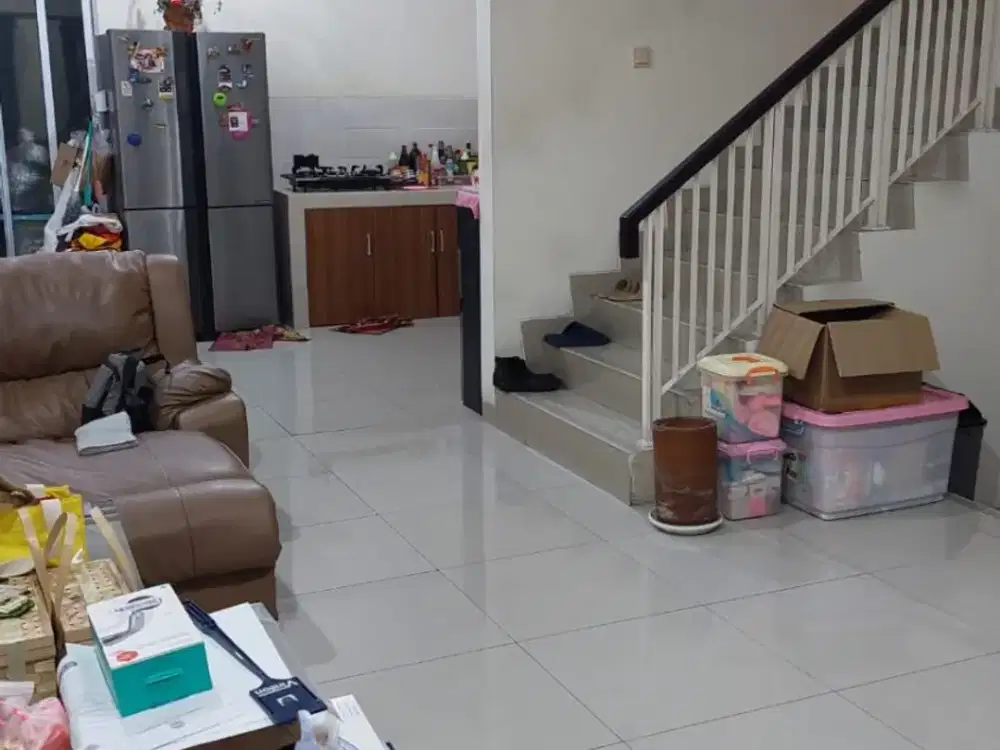 DIJUAL RUMAH KOSONG SIAP ISI LUAS 2 LANTAI ADA CARPORT JALANAN LEBAR di GOLF LAKE JAKARTA BARAT