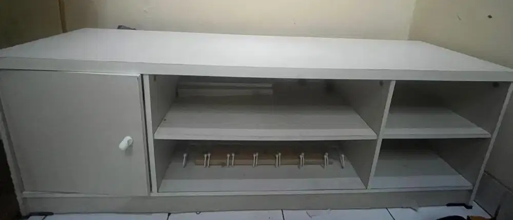 Meja tv uk 120 warna putih