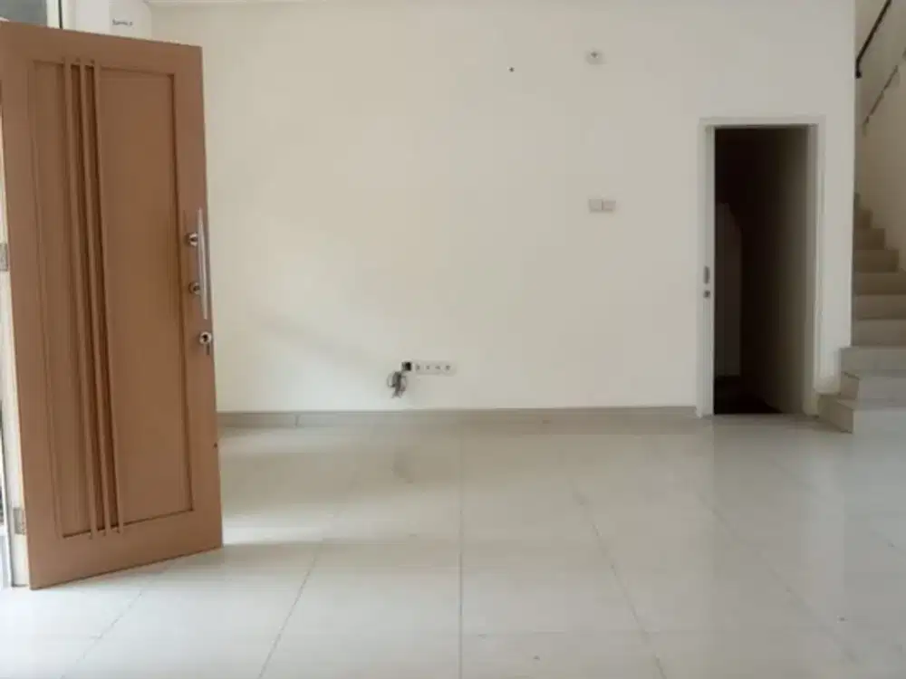 DISEWAKAN RUMAH LUAS KOSONG DENGAN CARPORT 4 KAMAR TIDUR di GOLFLAKE JAKARTA BARAT