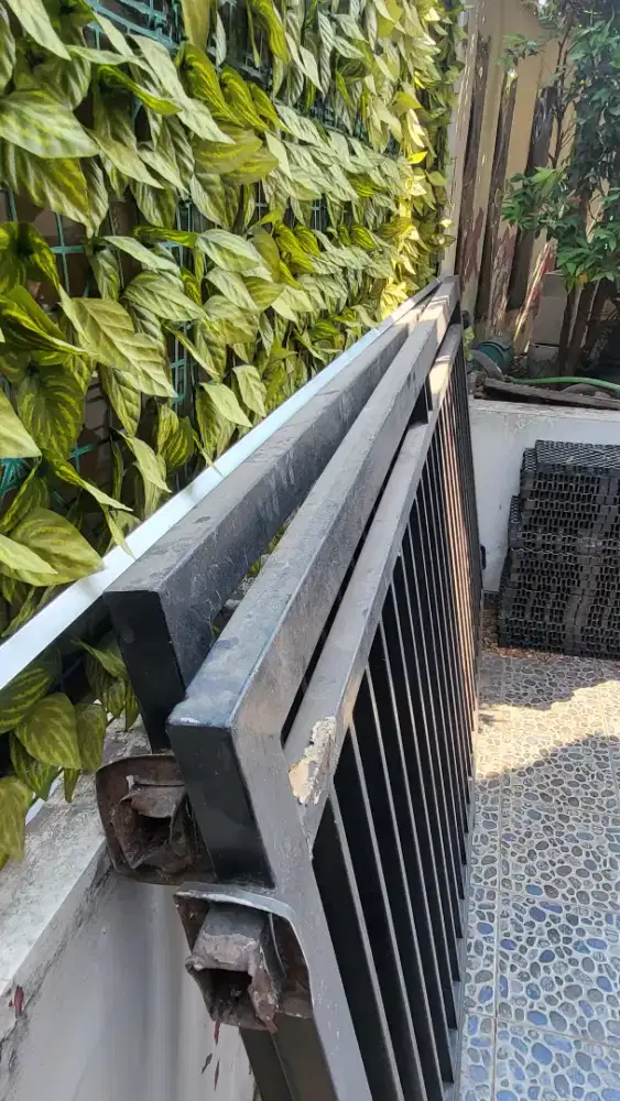 Pagar Holo Bekas