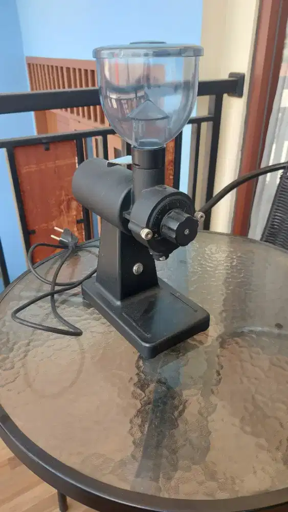 Grinder Kopi Latina T60 Libra - Hitam