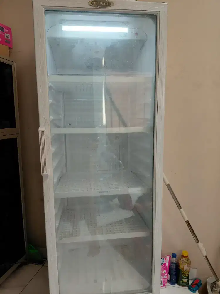 Dijual murah showcase masih dingin dan berfungsi dengan baik