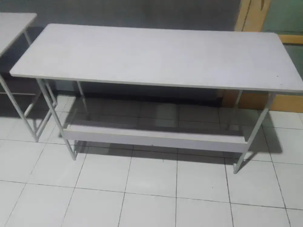 Meja kerja minimalis