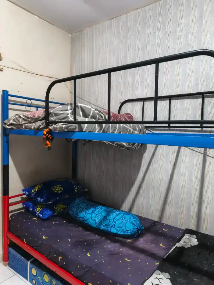Tempat tidur besi