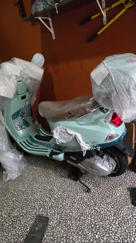 Vespa Batik Original masih di bungkus 0 kilometer