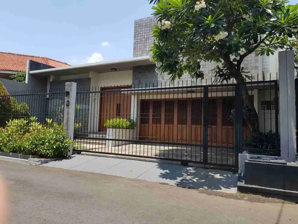 Rumah cantik siap huni di Kemang Selatan.