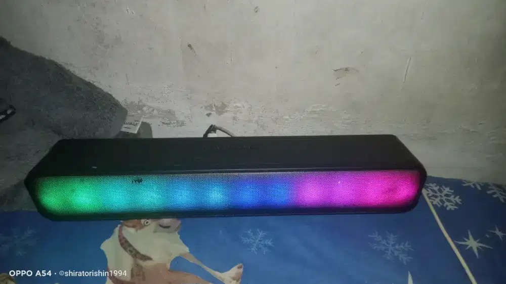 Speaker bluetooth warna Hitam Panjang.