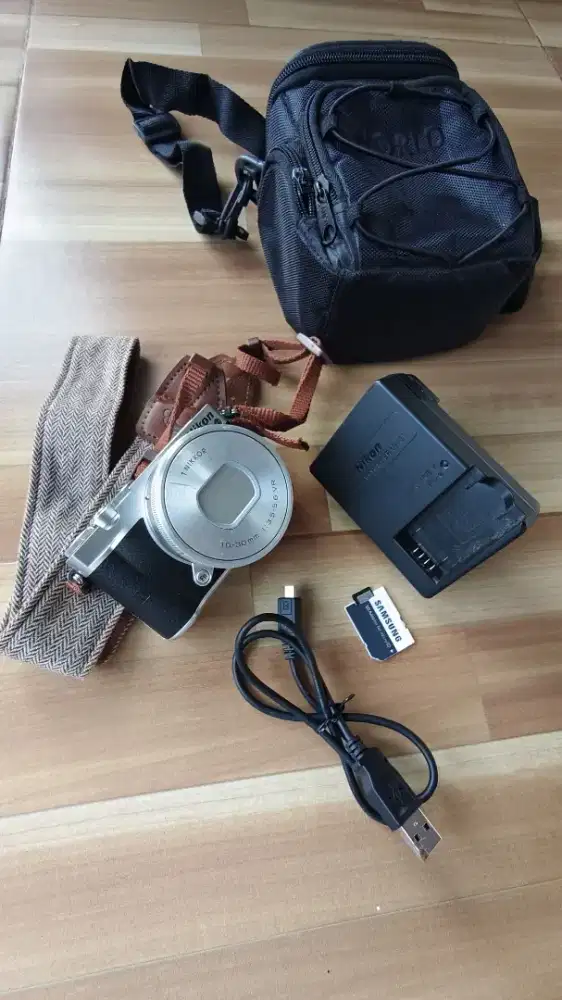 Nikon 1 J5 Mirrorless Camera + NIKKOR VR 10–30mm PD-ZOOM