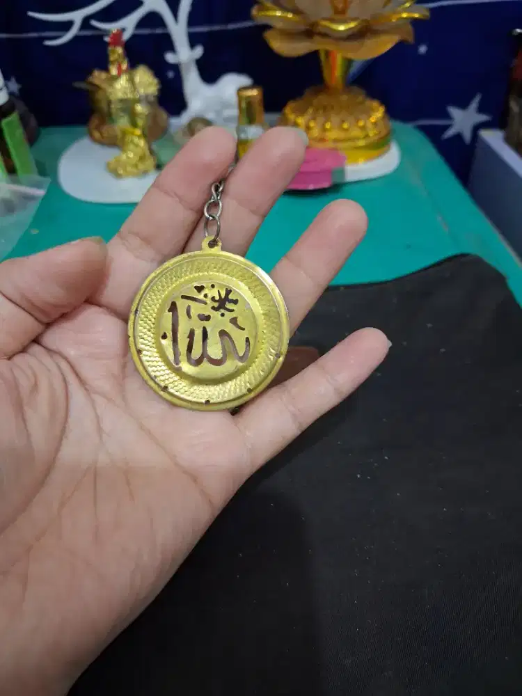 Gantungan kunci bentuk
Bula warna emas dengan
Kaligrafi lafadz allah
L