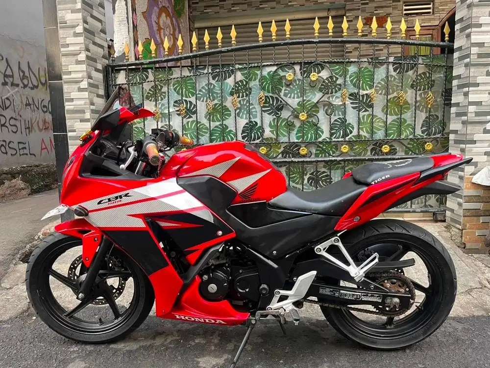 Honda CBR 150 K45 tahun 2015 ss lengkap