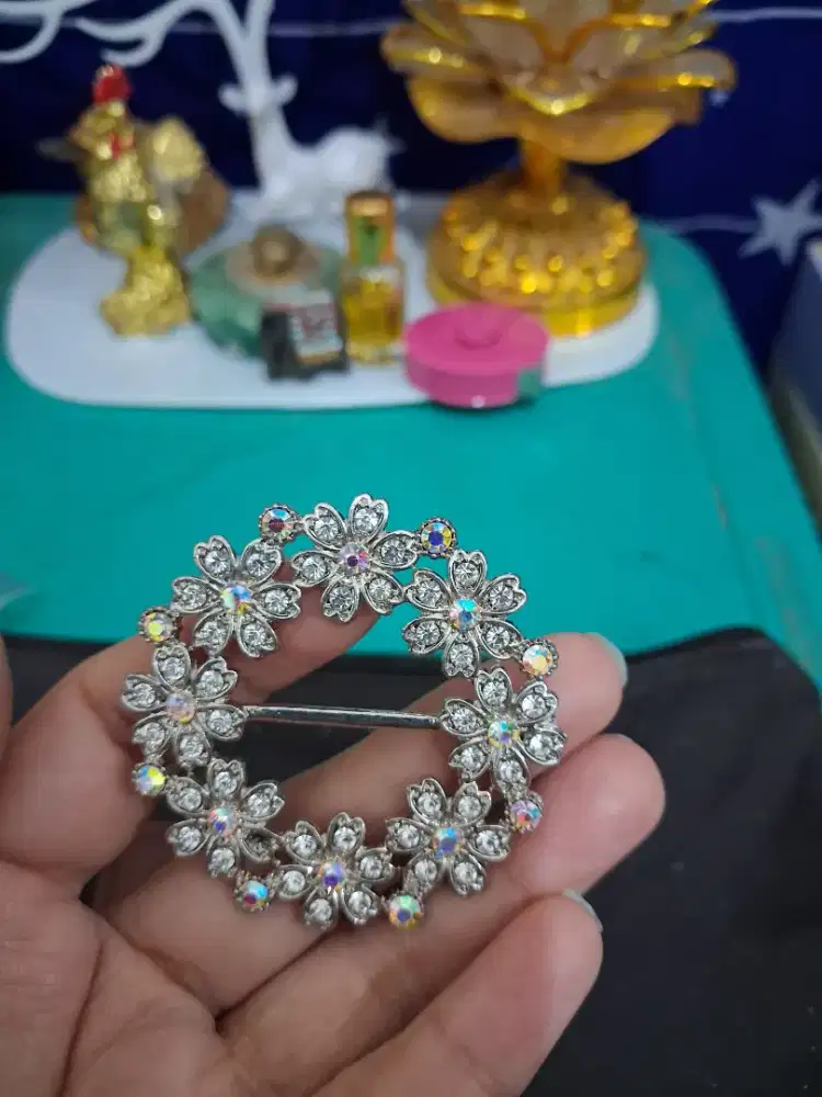 Pin bross model bunga
Manik permata mini
Limited edition
Barang terawa