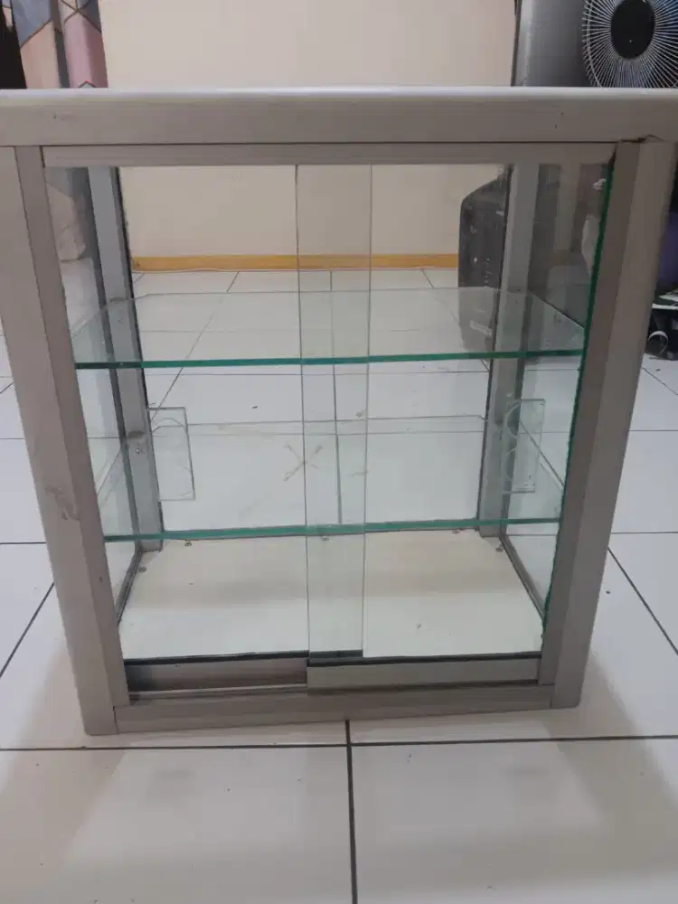 etalase kecil, bahan kaca dan aluminium