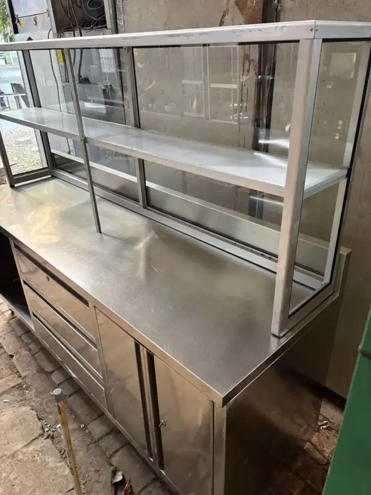 kabinet + etalase
ukuran 200x60x85
ukuran etalase 195x30x75