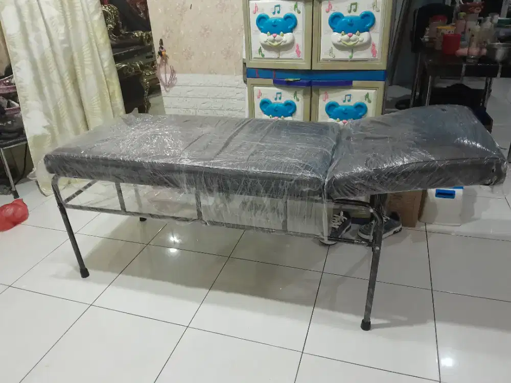 Bed salon atau tempat tidur salon