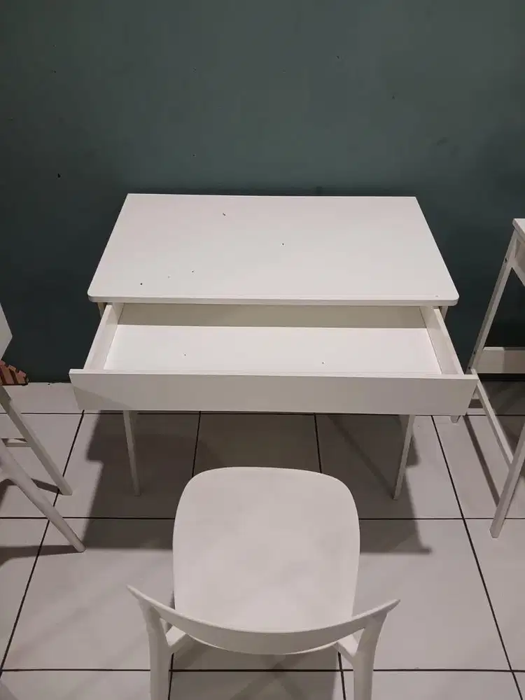 Meja dan Kursi Informa Putih Cocok untuk Admin
