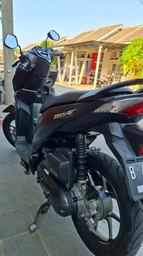 Beat Deluxe Hitam 2022