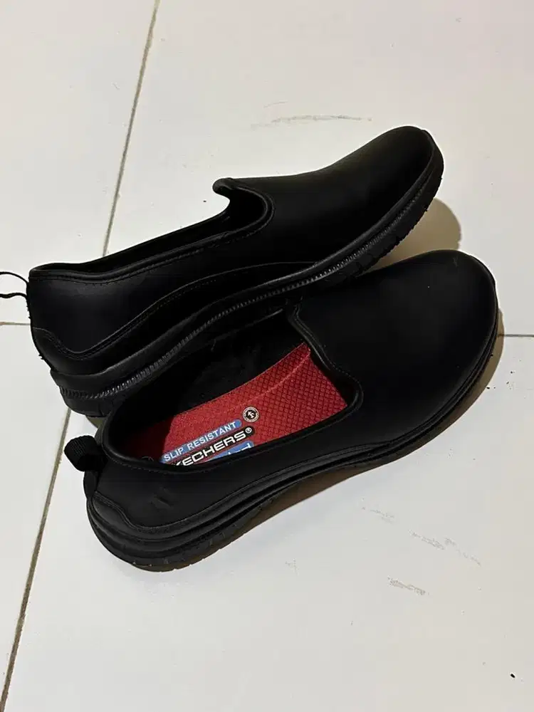 Sepatu slip resistant skechers uk.40
