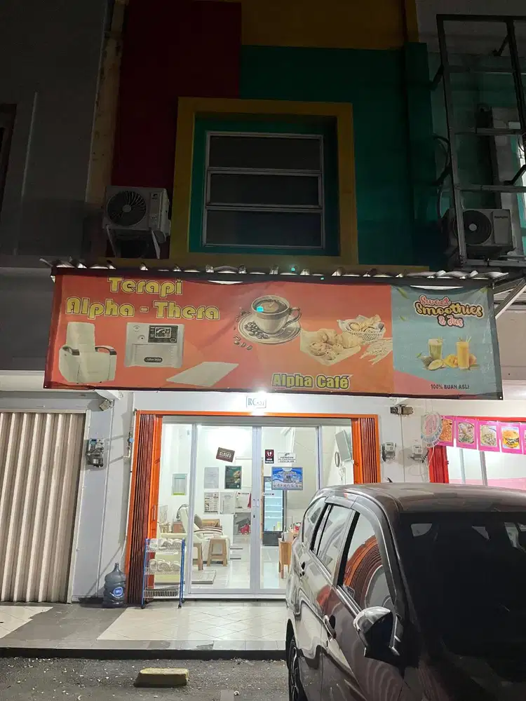 karyawati jaga toko / admin toko di pasar