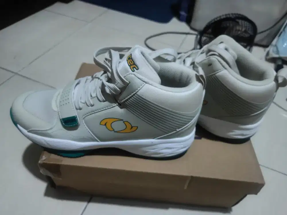 Sepatu astec jalen ori size 42
