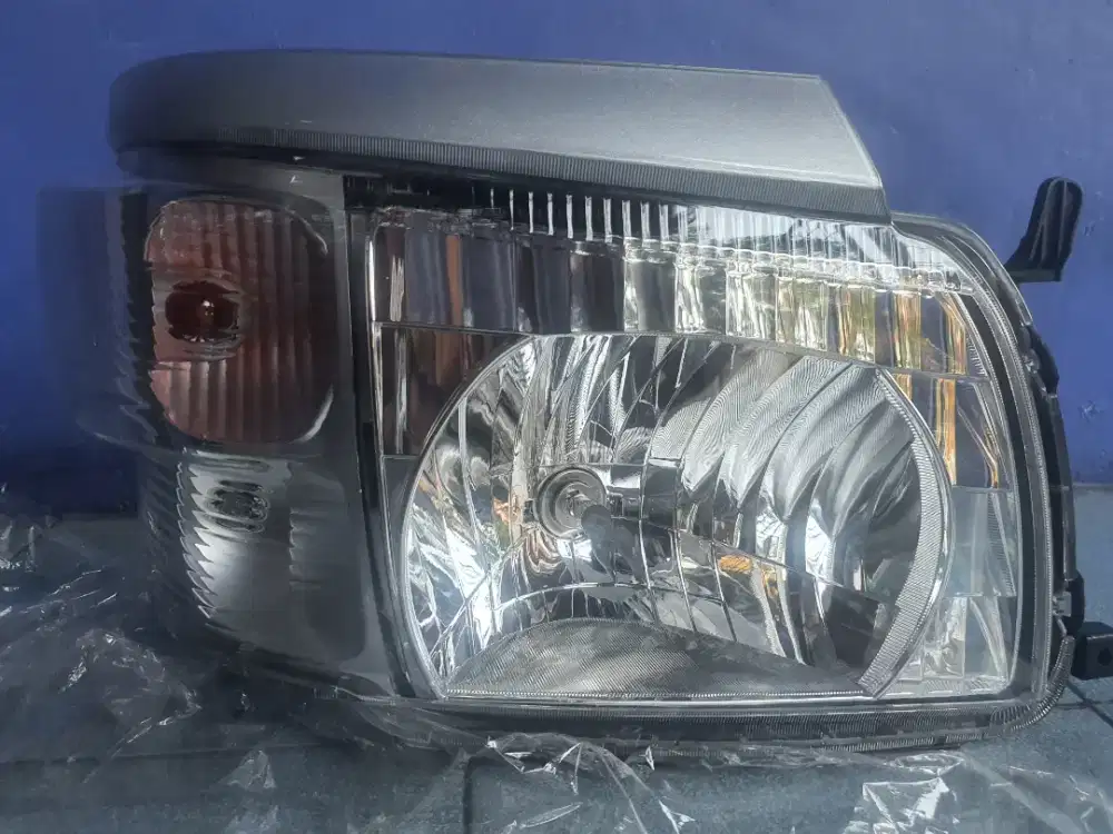 Head lamp depan kanan.