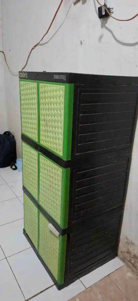 Lemari plastik bekas