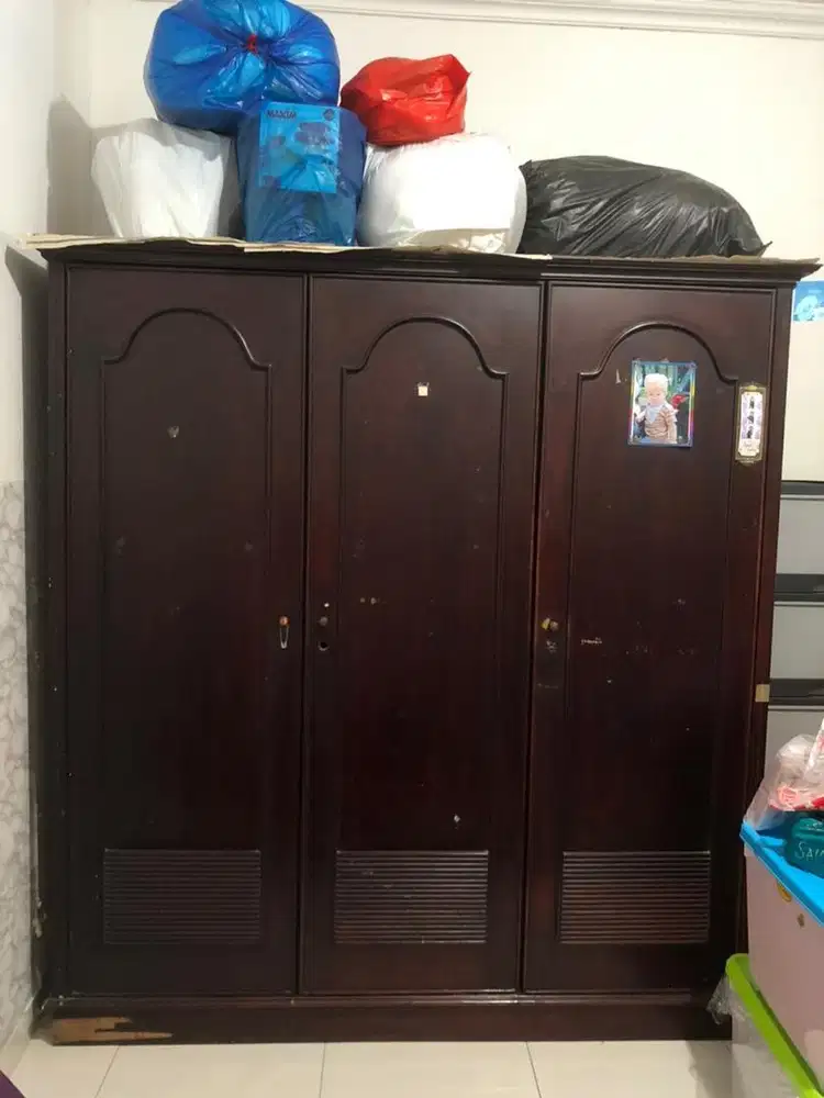 Lemari Baju 3 Pintu model Lawas