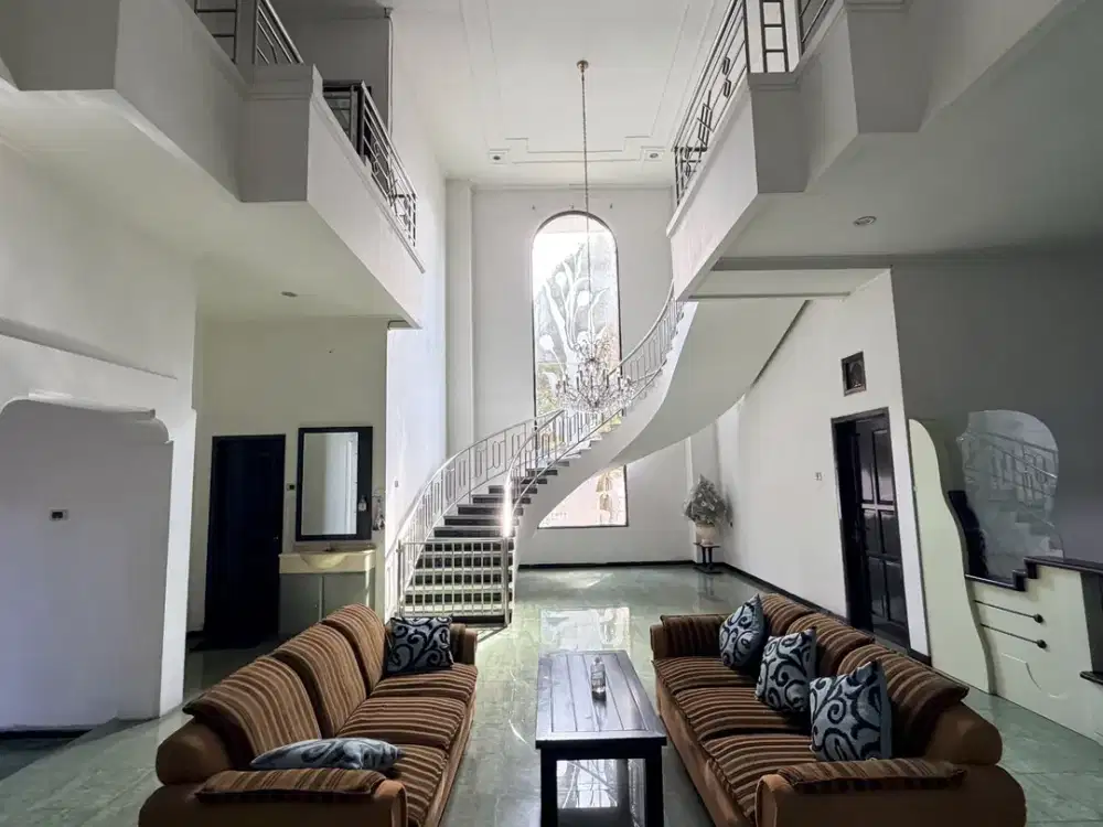 DISEWAKAN RUMAH MEWAH HOOK 2 LANTAI DI KOMPLEK TIDAR MALANG DEKAT UB – SEMI FURNISHED, COCOK UNTUK KANTOR & GUEST HOUSE