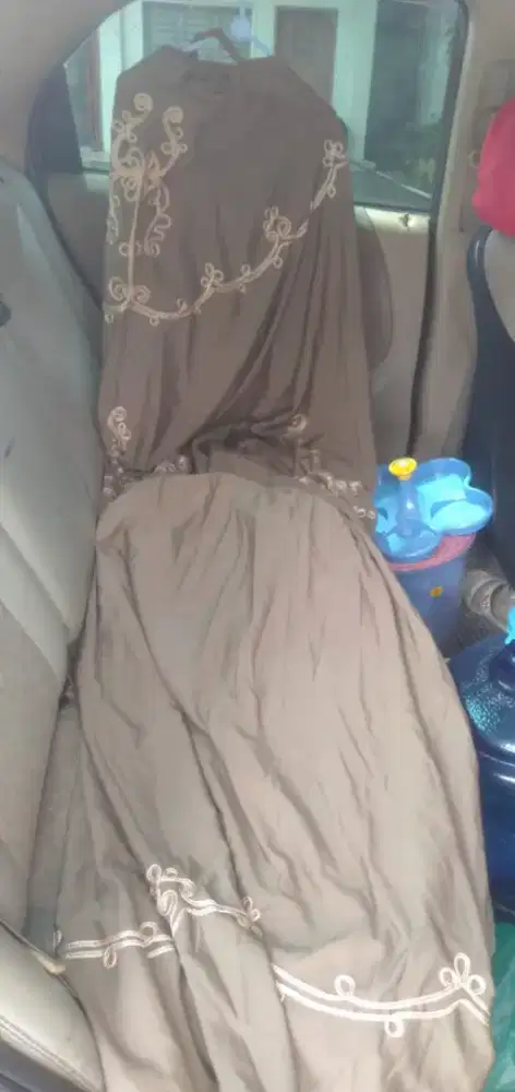 Di jual 2 stel mukena,jilbab warna coklat dan putih wa  hp bahan katun