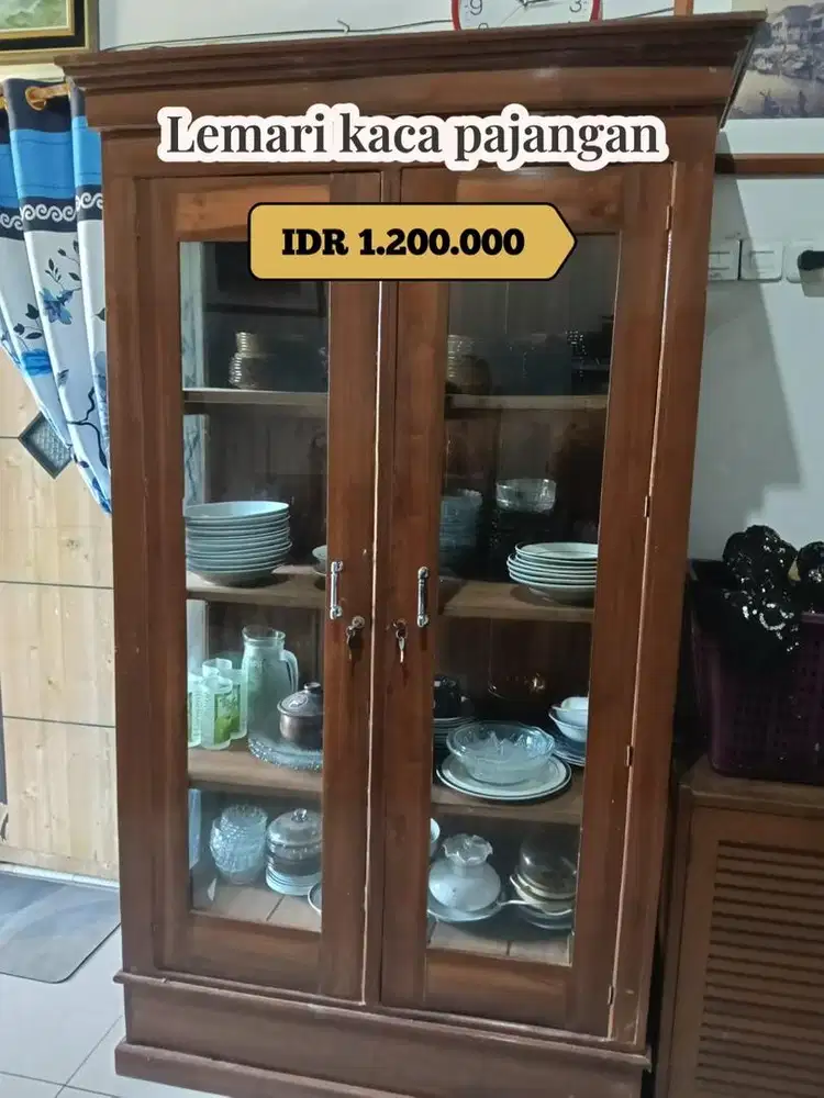 Lemari kaca pajangan bekas