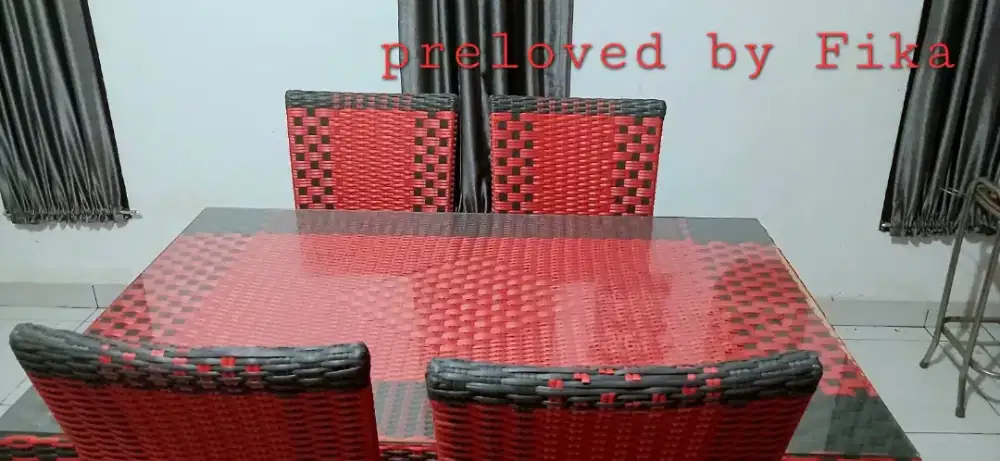 1 set Meja Makan + 4 Kursi