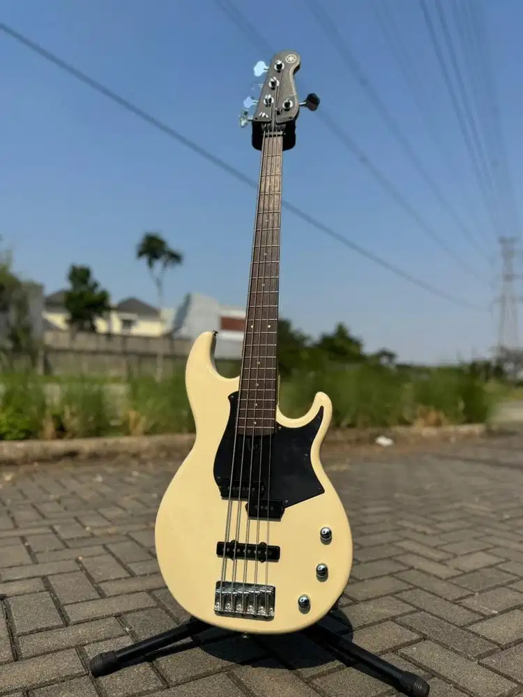 Broad Bass Yamaha BB235 Vintage White