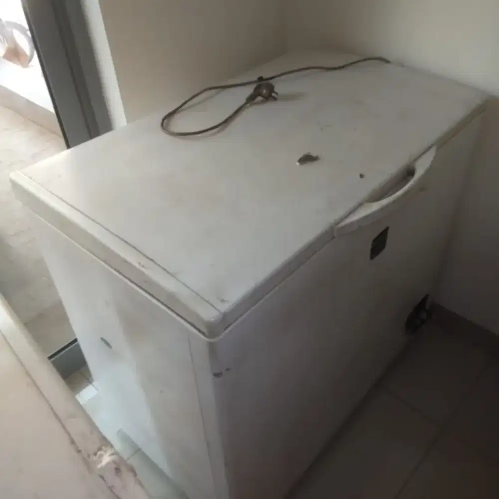 Freezer box second bekas sleding dan box 200 liter