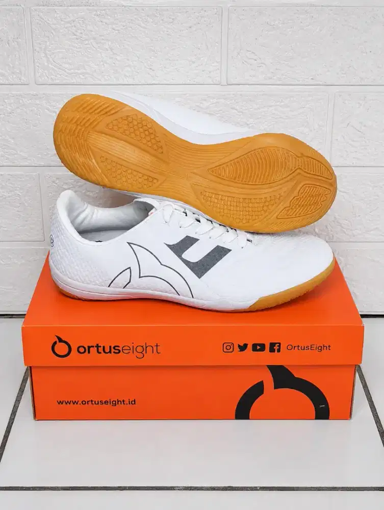 Sepatu futsal Ortuseight Putih