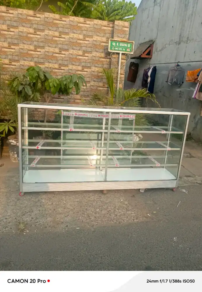 ETALASE UKURAN PANJANG 2 M X TINGGI 1 M X LEBAR 40