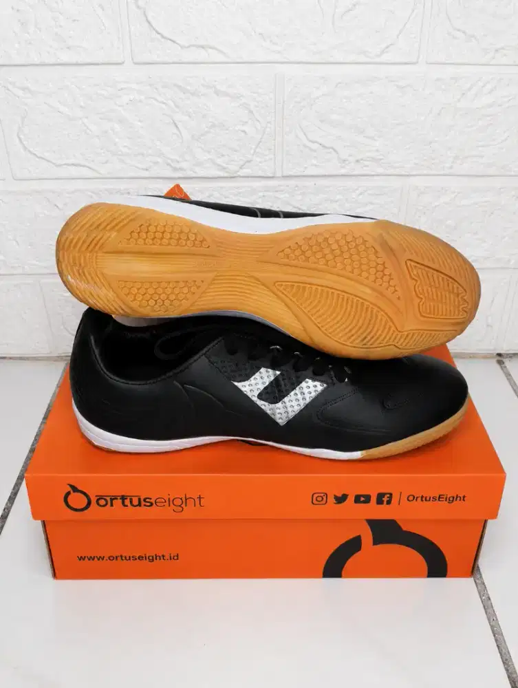 Sepatu Futsal Ortuseight Hitam