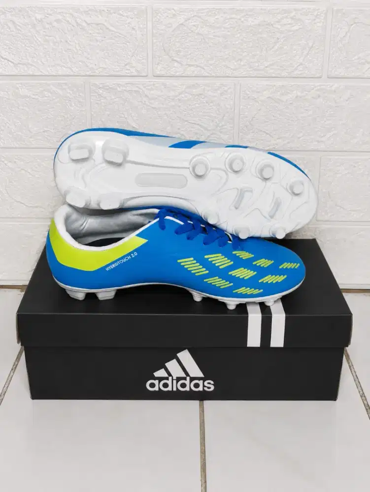 Sepatu bola Adidas Biru