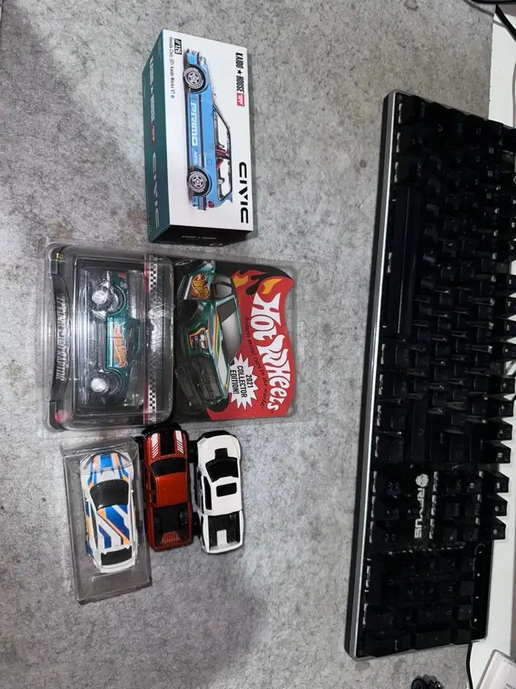 Mini gt dan hotwheels