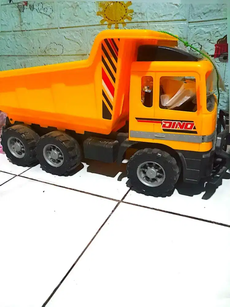 Mainan truk jumbo