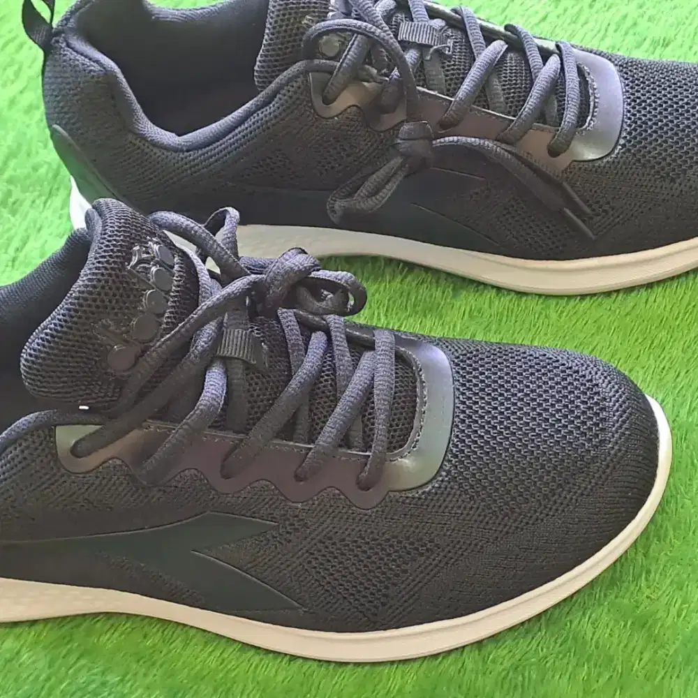 SEPATU SNEAKERS & BARANG SEKEN BERKUALITAS
